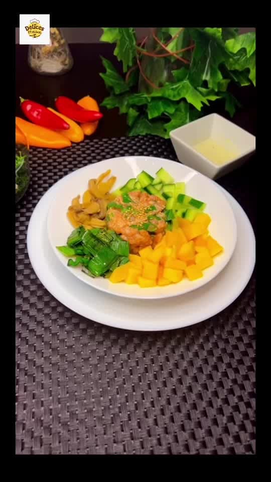Poke de Saumon Low Carb aux Légumes Croquants et Mangue