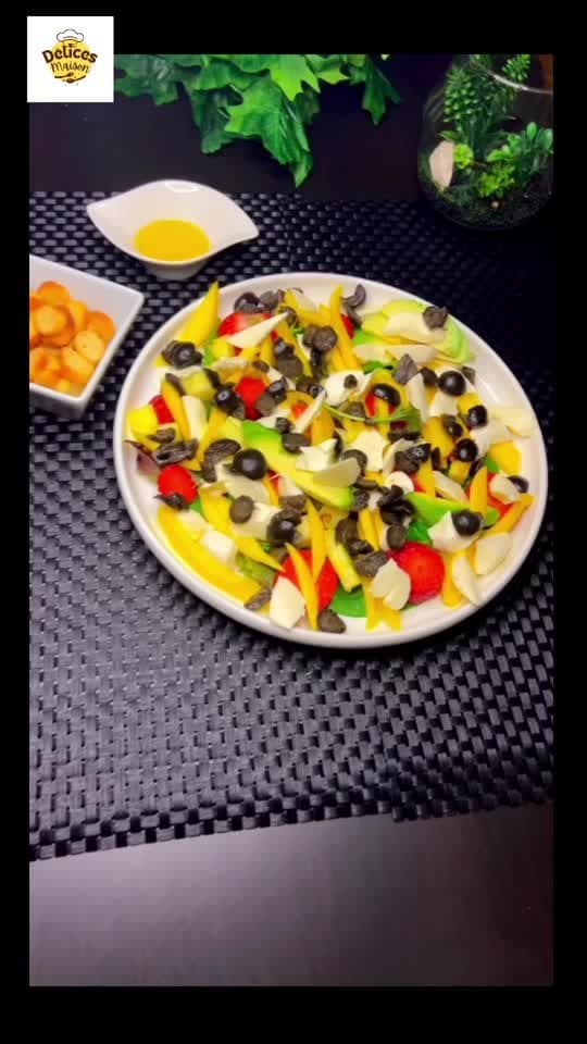 Salade Estivale à la Burrata et Fruits Frais