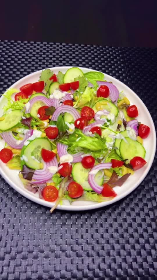 Salade Méditerranéenne aux Flageolets et Yaourt Grec
