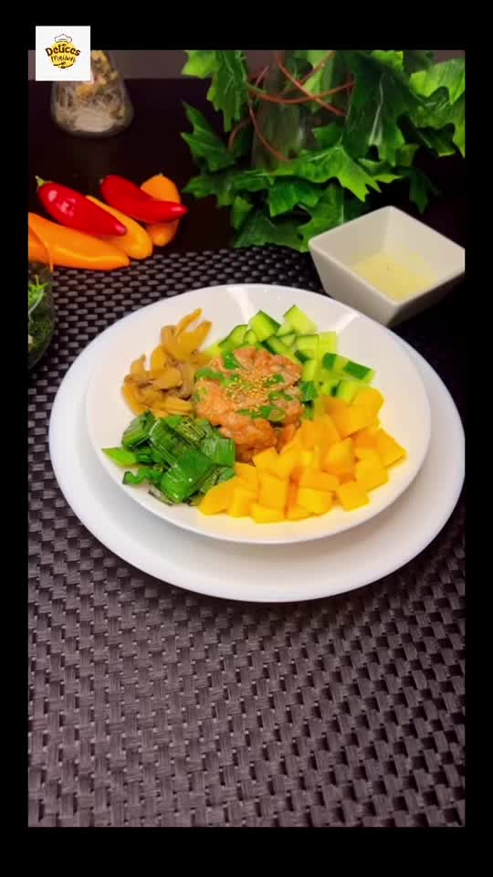 Low-Carb Salmon Poke Bowl with Crunchy Vegetables and Mango