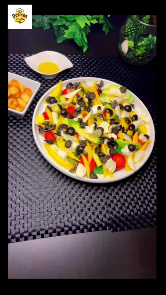 Salade Estivale à la Burrata et Fruits Frais