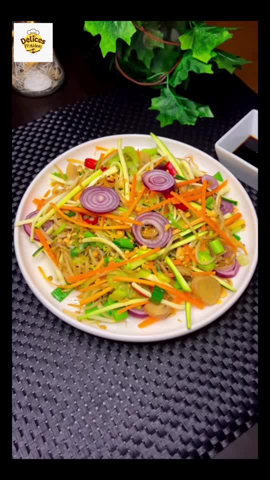 Salade Croquante aux Pousses Marines et Sauce Gingembre-Citron