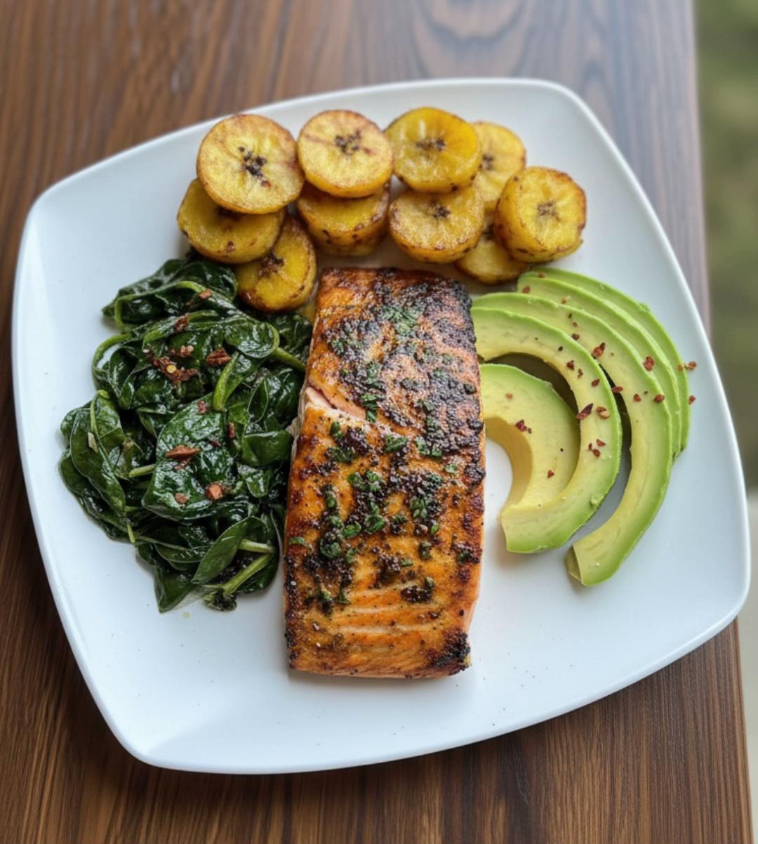 Saumon grillé avec banane plantain, avocat et épinards
