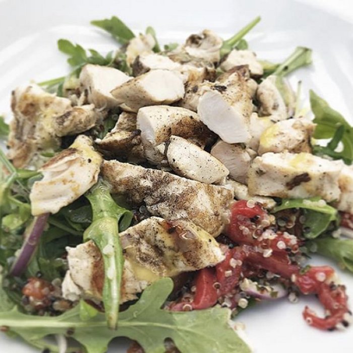 Salade Grecque au Poulet et Quinoa