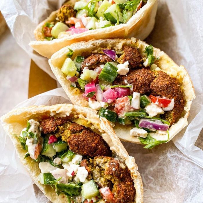 Sandwich Pita Falafel avec Sauce Tahini