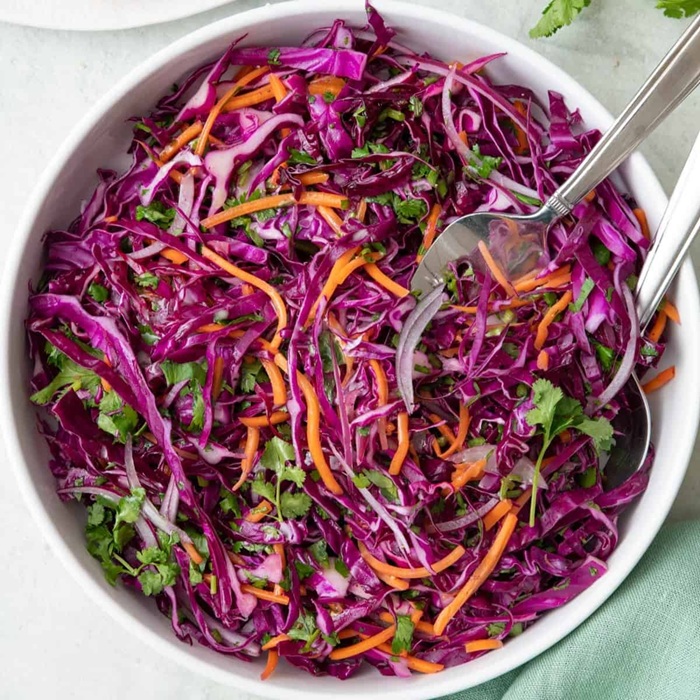 Salade piquante de carottes, chou rouge et oignons