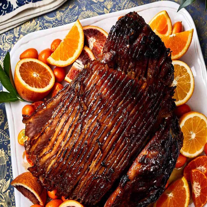Épaule de porc rôtie lentement au citron, ail et sauge