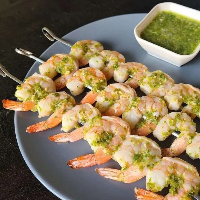 Crevettes Grillées à la Sauce Crue aux Oignons Verts