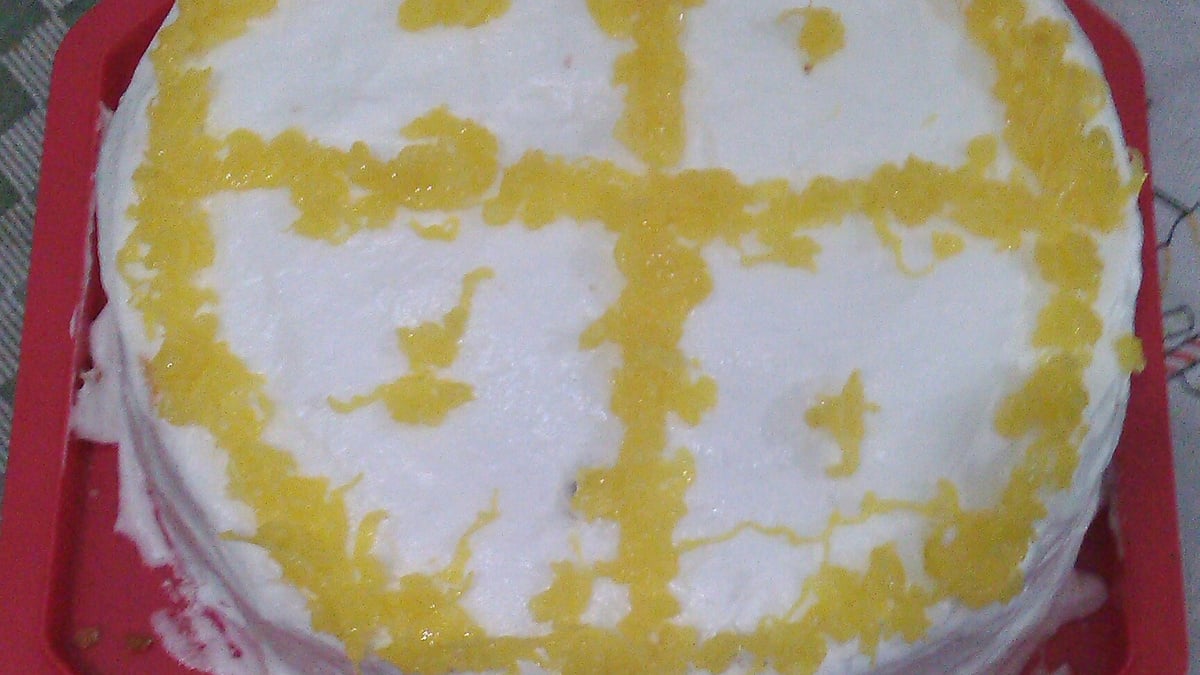 Pastel de Piña Caramelizada con Crema Suave y Chantilly de Coco
