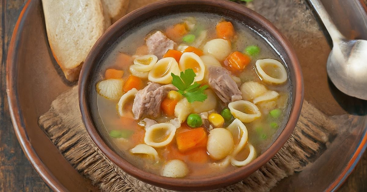 Soupe de légumes au bœuf mijoté et petites pâtes