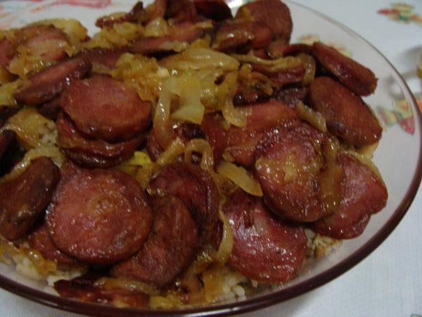 Riz aux lentilles et saucisse fumée dorée